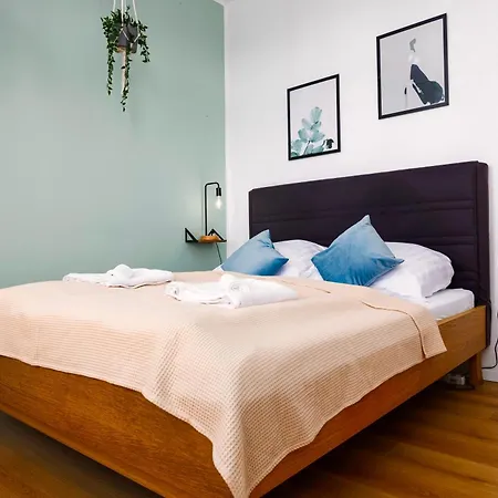 Kernsaniert-kueche-parkplatz-designerbad-netflix Apartmán