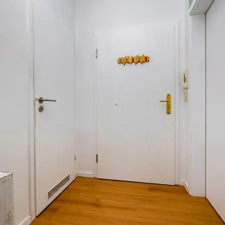 Kernsaniert-kueche-parkplatz-designerbad-netflix * Lipsko
